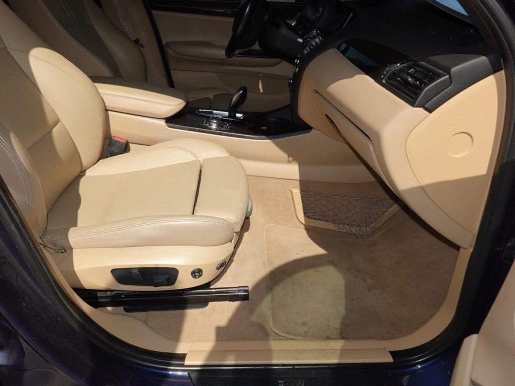 BMW X3 Vehicle Full-screen Gallery Image 23