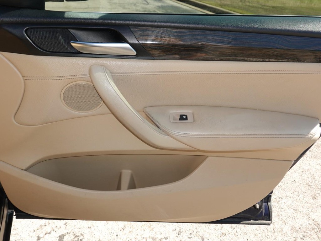 BMW X3 Vehicle Full-screen Gallery Image 24