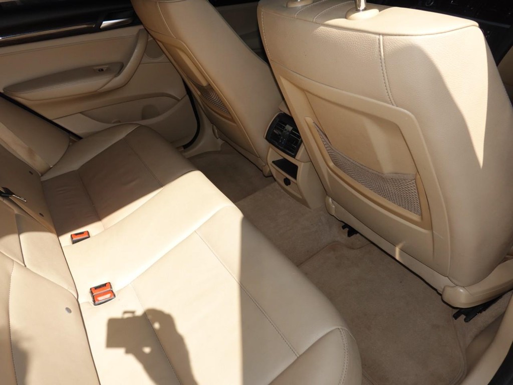 BMW X3 Vehicle Full-screen Gallery Image 25