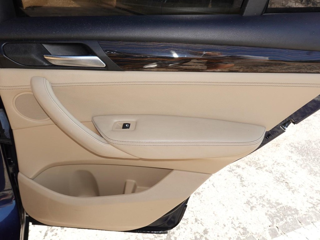BMW X3 Vehicle Full-screen Gallery Image 26