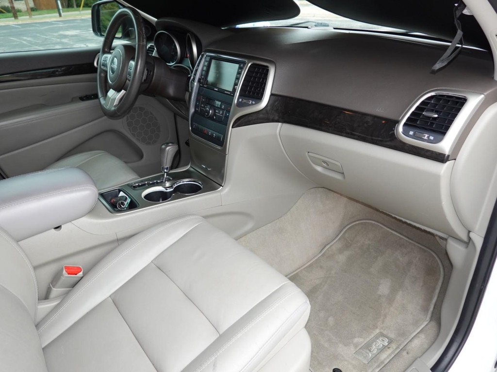 Jeep Grand Cherokee Vehicle Full-screen Gallery Image 21
