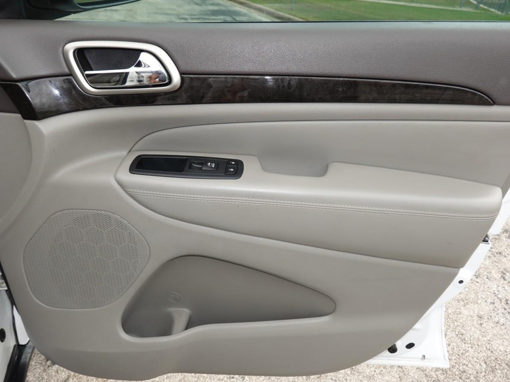 Jeep Grand Cherokee Vehicle Full-screen Gallery Image 23