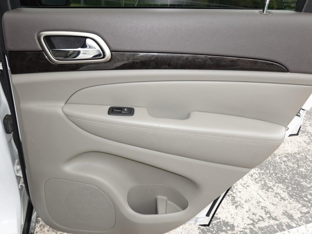 Jeep Grand Cherokee Vehicle Full-screen Gallery Image 25