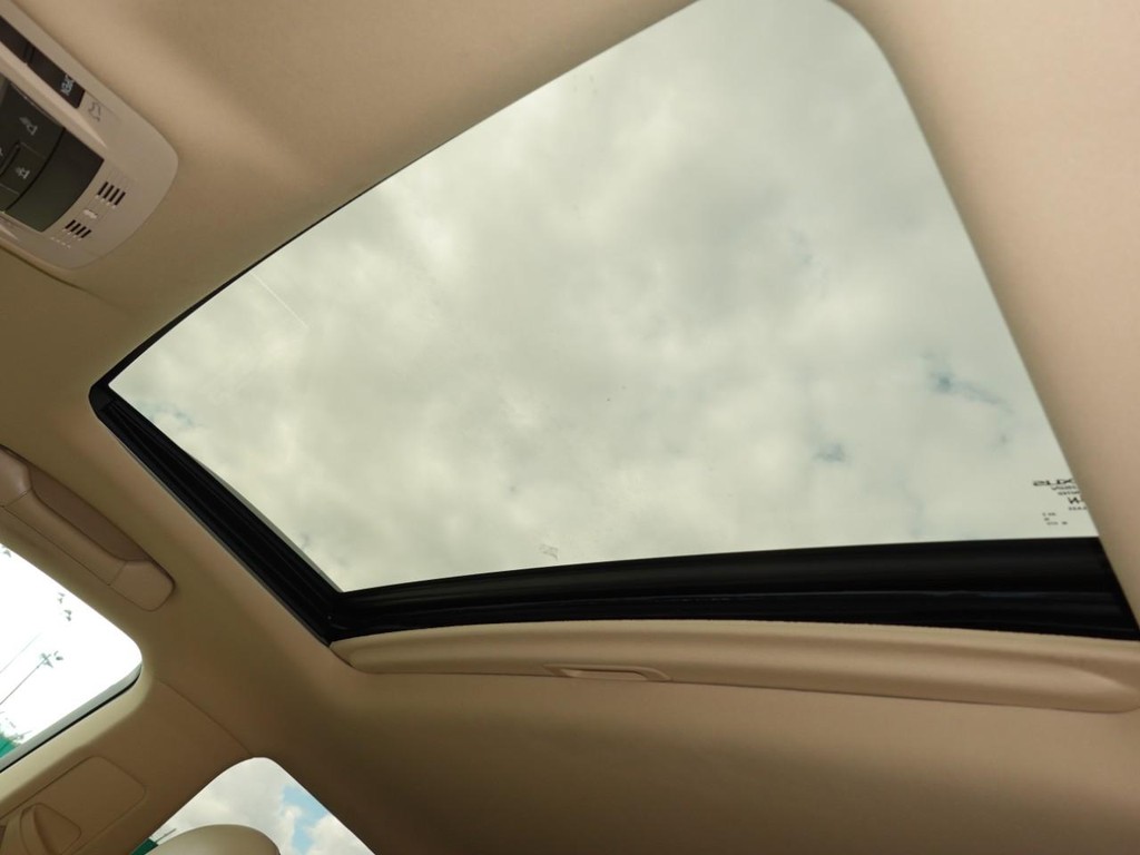 Lexus RX 350 Vehicle Full-screen Gallery Image 17