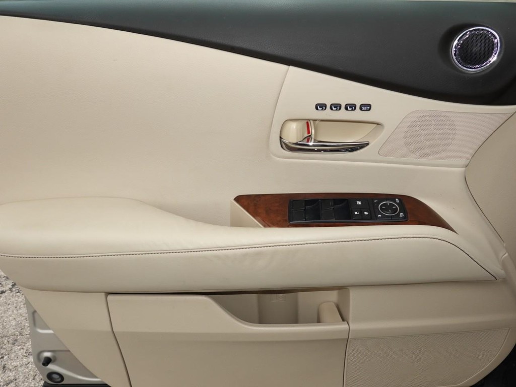 Lexus RX 350 Vehicle Full-screen Gallery Image 19