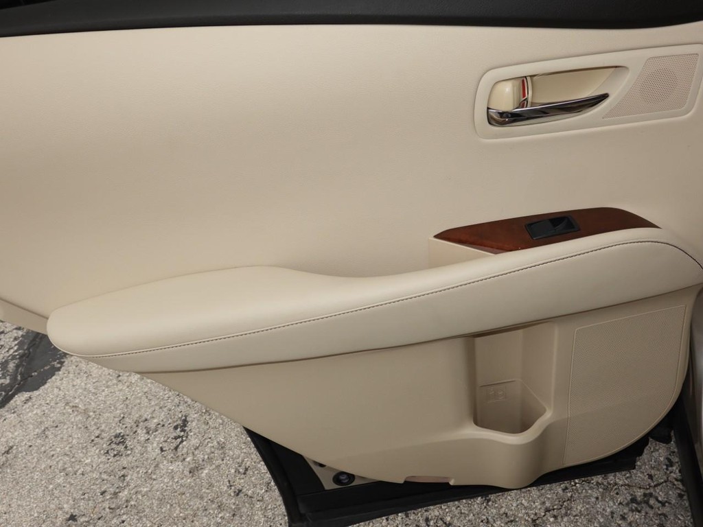 Lexus RX 350 Vehicle Full-screen Gallery Image 21