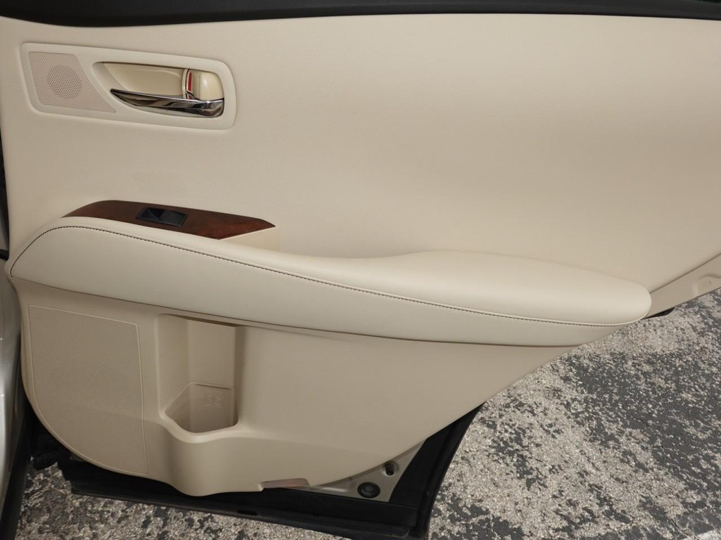 Lexus RX 350 Vehicle Full-screen Gallery Image 26