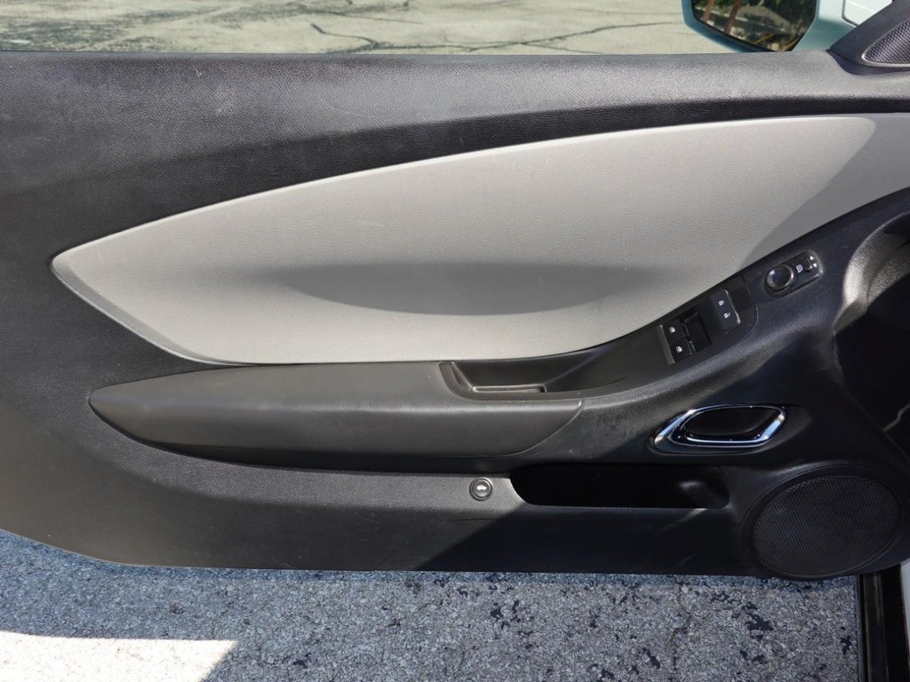 Chevrolet Camaro Vehicle Full-screen Gallery Image 17