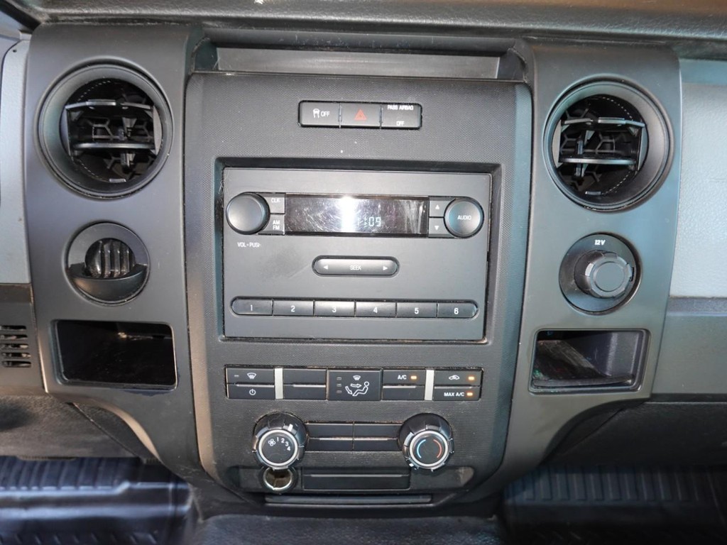 Ford F-150 Vehicle Full-screen Gallery Image 15