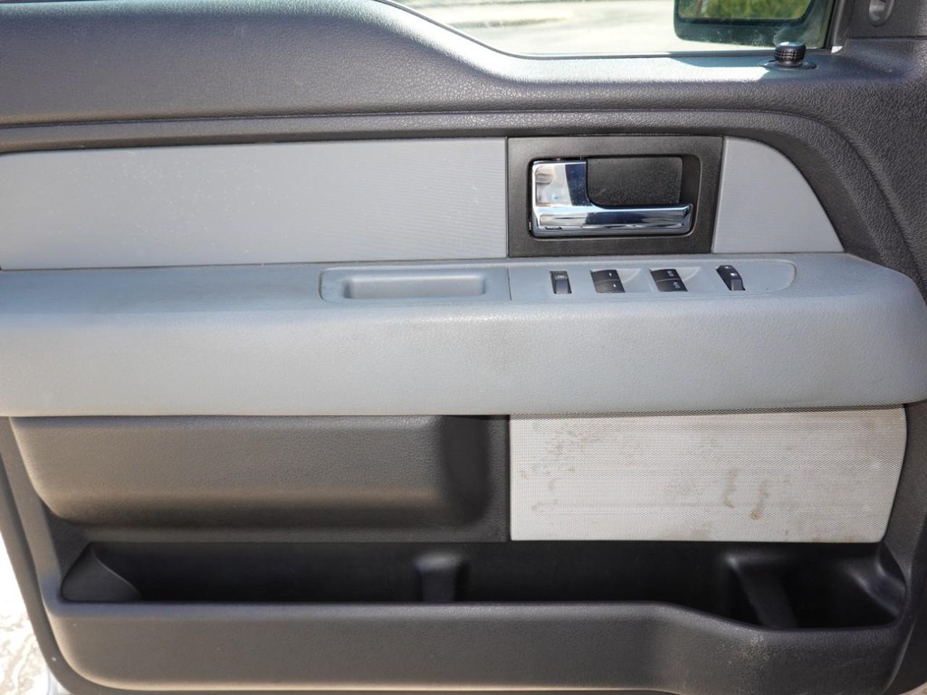 Ford F-150 Vehicle Full-screen Gallery Image 18