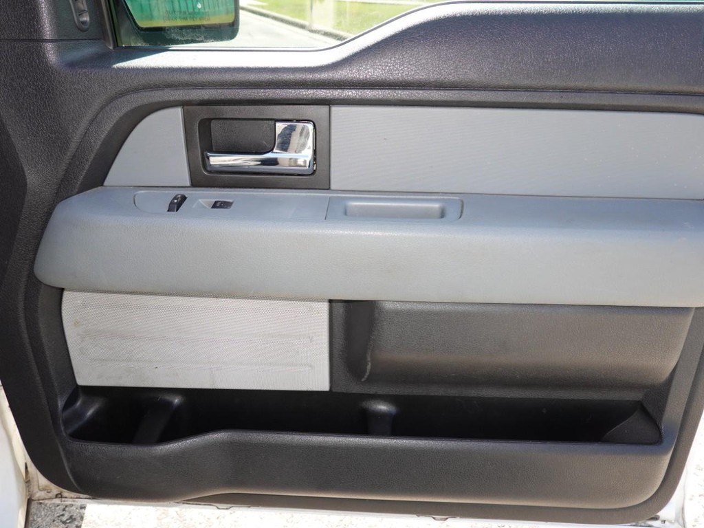 Ford F-150 Vehicle Full-screen Gallery Image 23