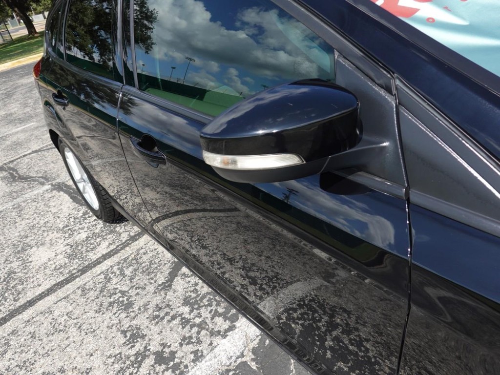Ford Focus Vehicle Full-screen Gallery Image 11