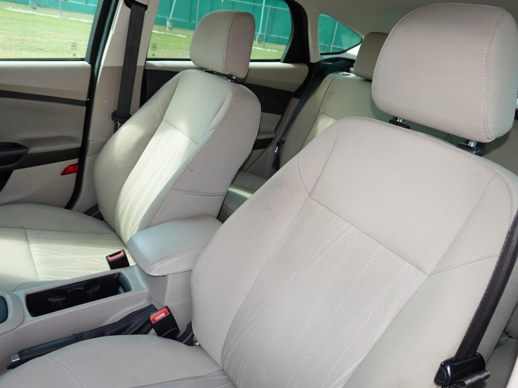 Ford Focus Vehicle Full-screen Gallery Image 16