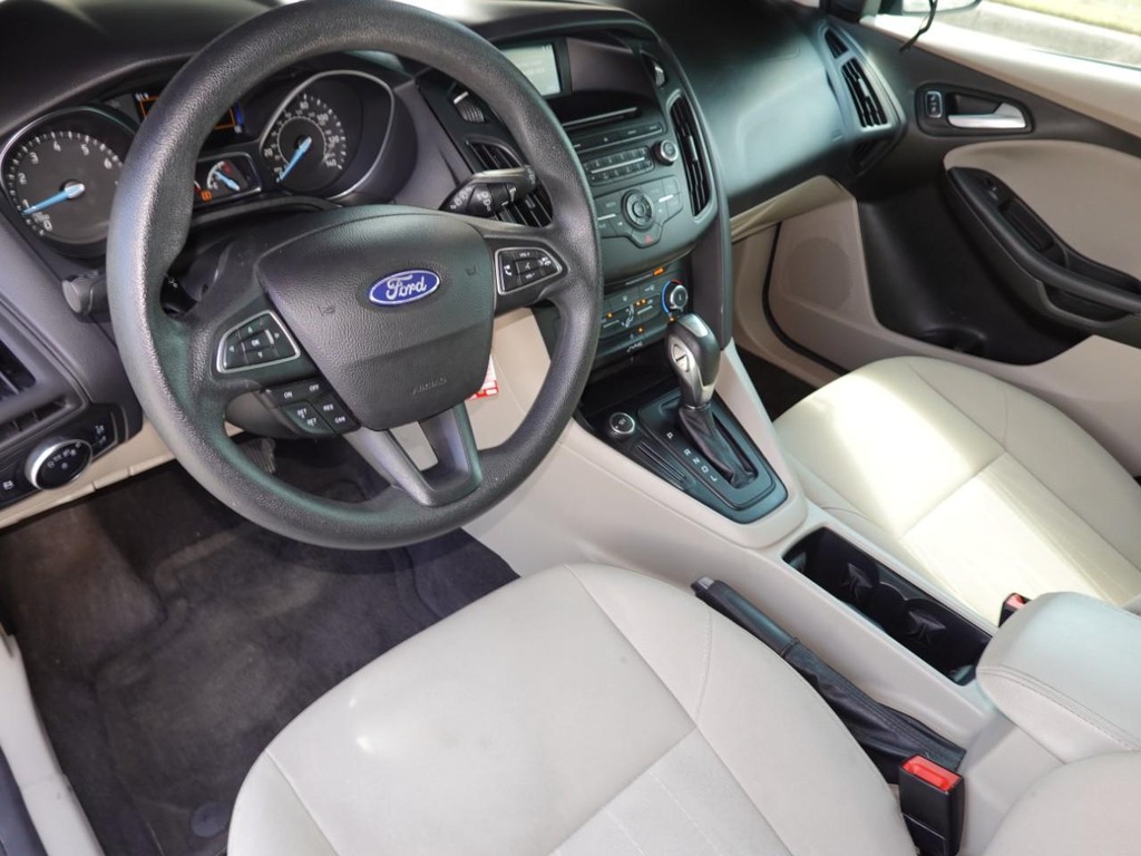 Ford Focus Vehicle Full-screen Gallery Image 17