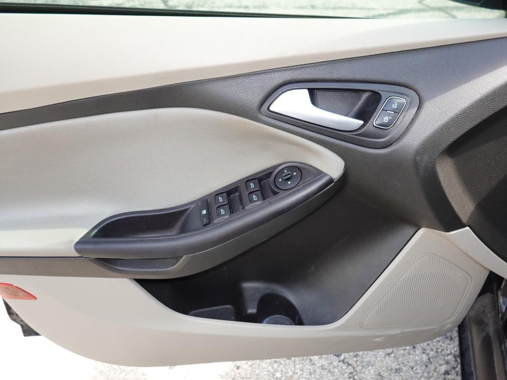 Ford Focus Vehicle Full-screen Gallery Image 18