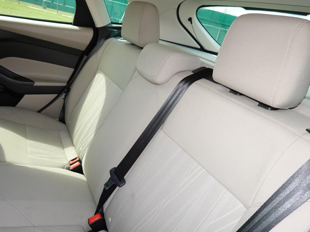 Ford Focus Vehicle Full-screen Gallery Image 19