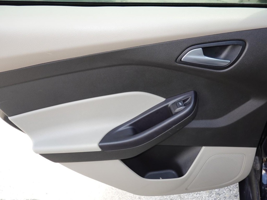 Ford Focus Vehicle Full-screen Gallery Image 20