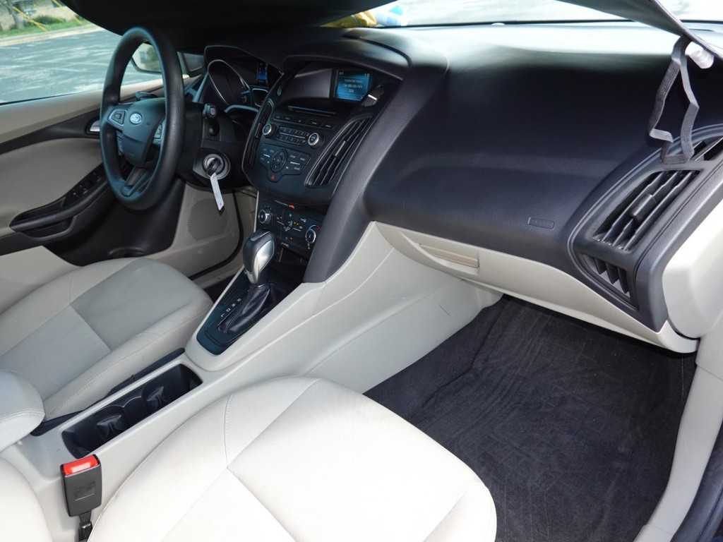 Ford Focus Vehicle Full-screen Gallery Image 21