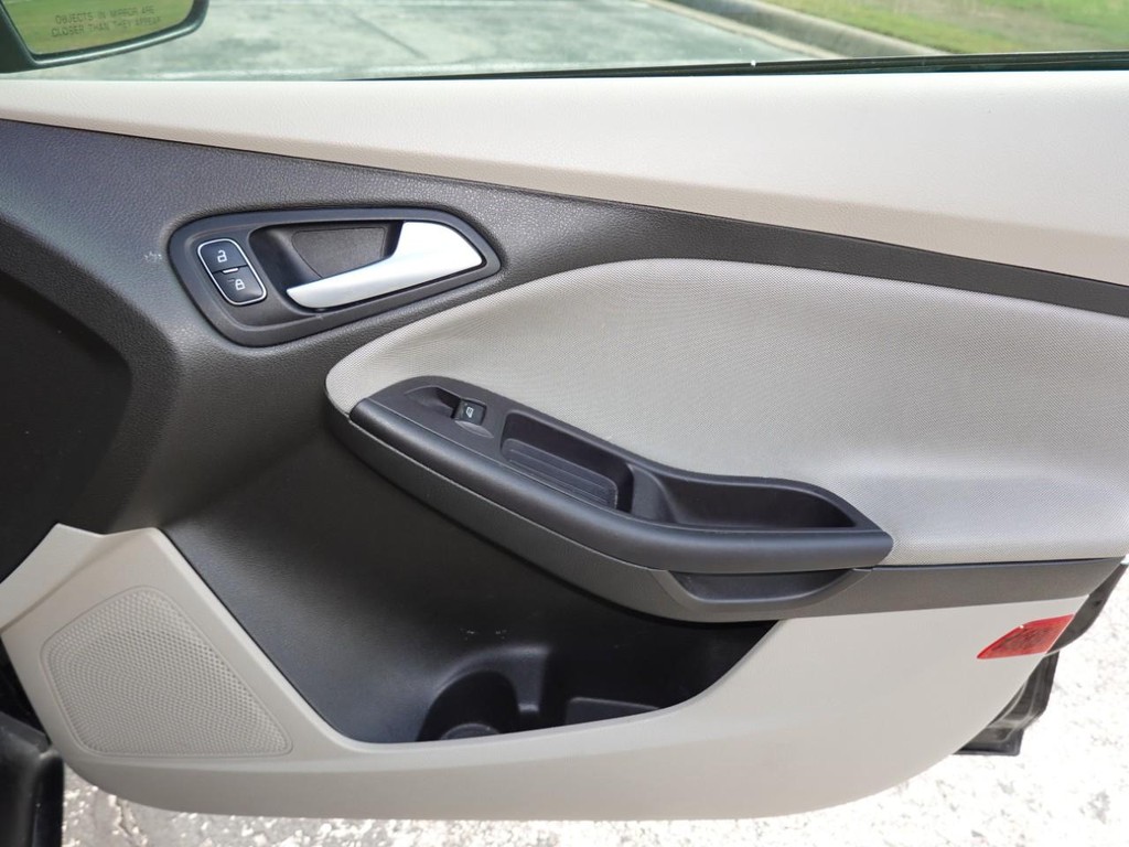 Ford Focus Vehicle Full-screen Gallery Image 23