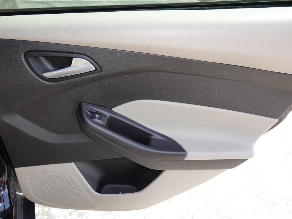 Ford Focus Vehicle Full-screen Gallery Image 25