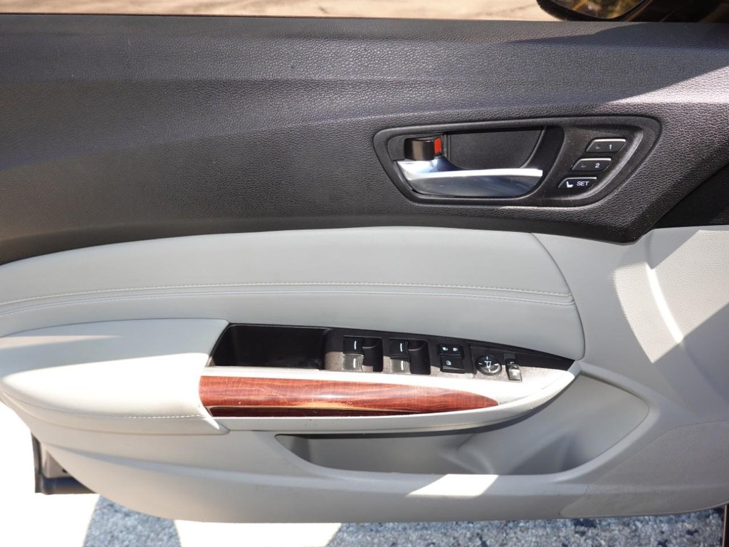 Acura TLX Vehicle Full-screen Gallery Image 19