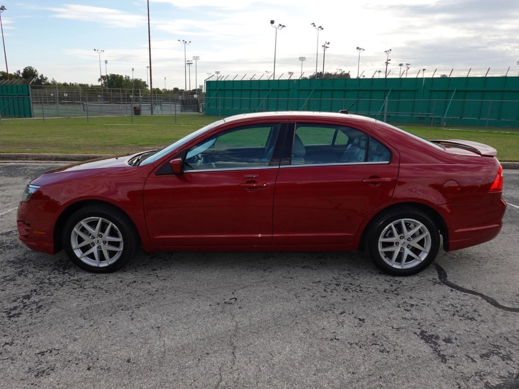 Ford Fusion Vehicle Full-screen Gallery Image 04