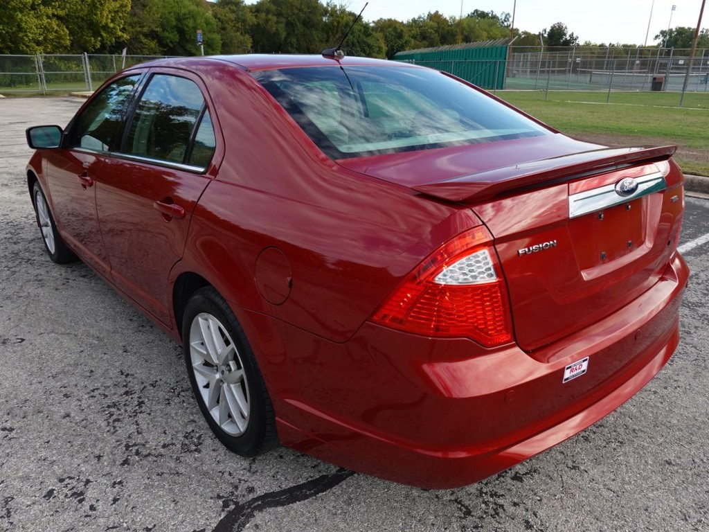Ford Fusion Vehicle Full-screen Gallery Image 05