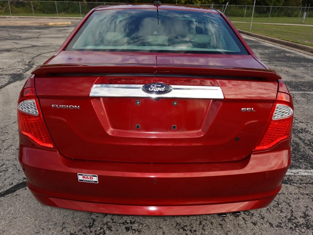 Ford Fusion Vehicle Full-screen Gallery Image 06
