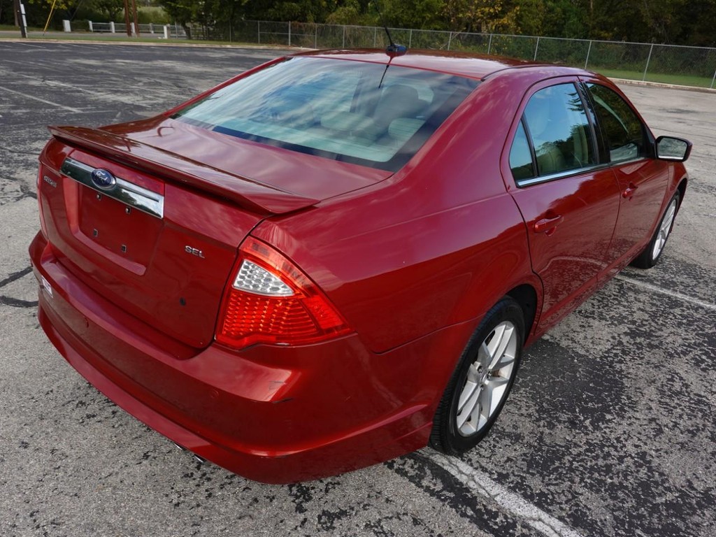 Ford Fusion Vehicle Full-screen Gallery Image 07