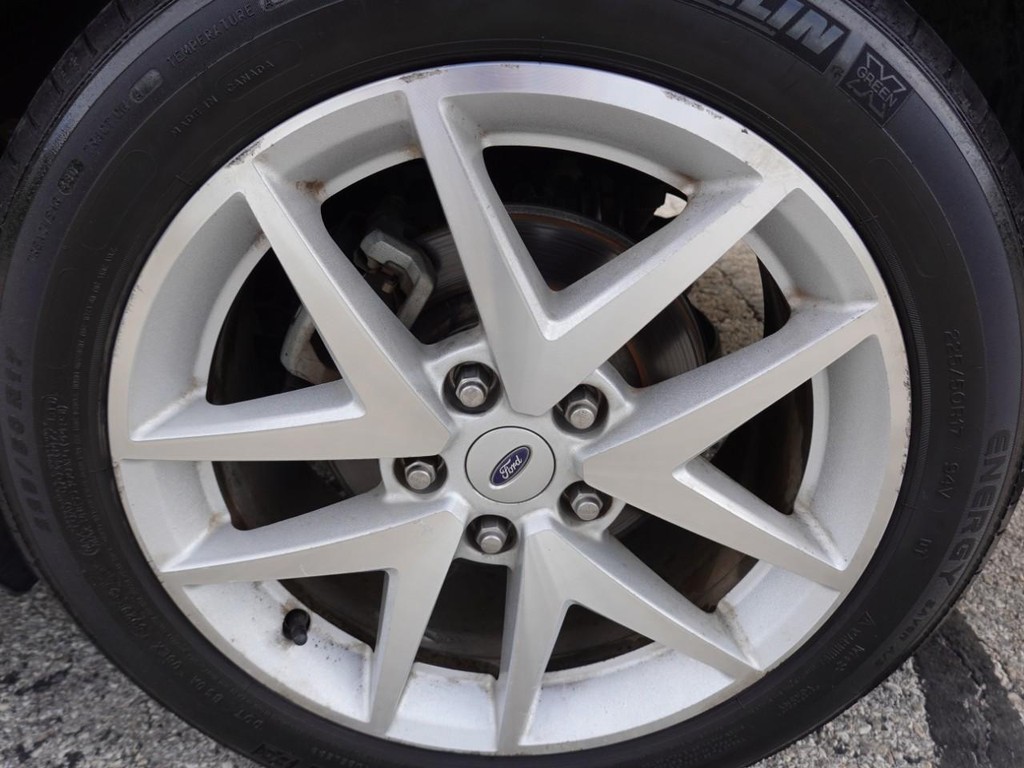 Ford Fusion Vehicle Full-screen Gallery Image 09
