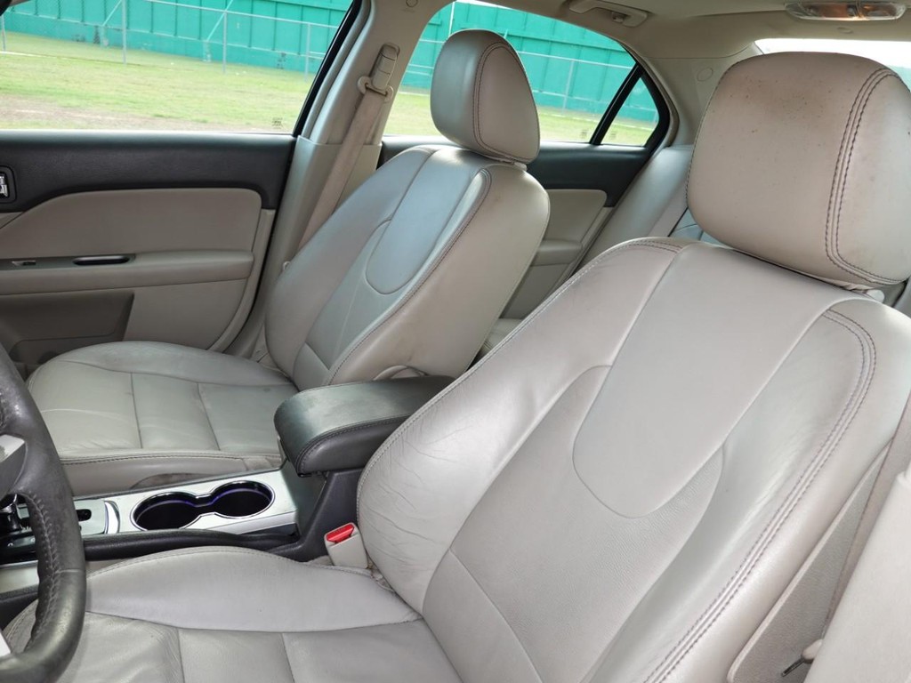 Ford Fusion Vehicle Full-screen Gallery Image 16
