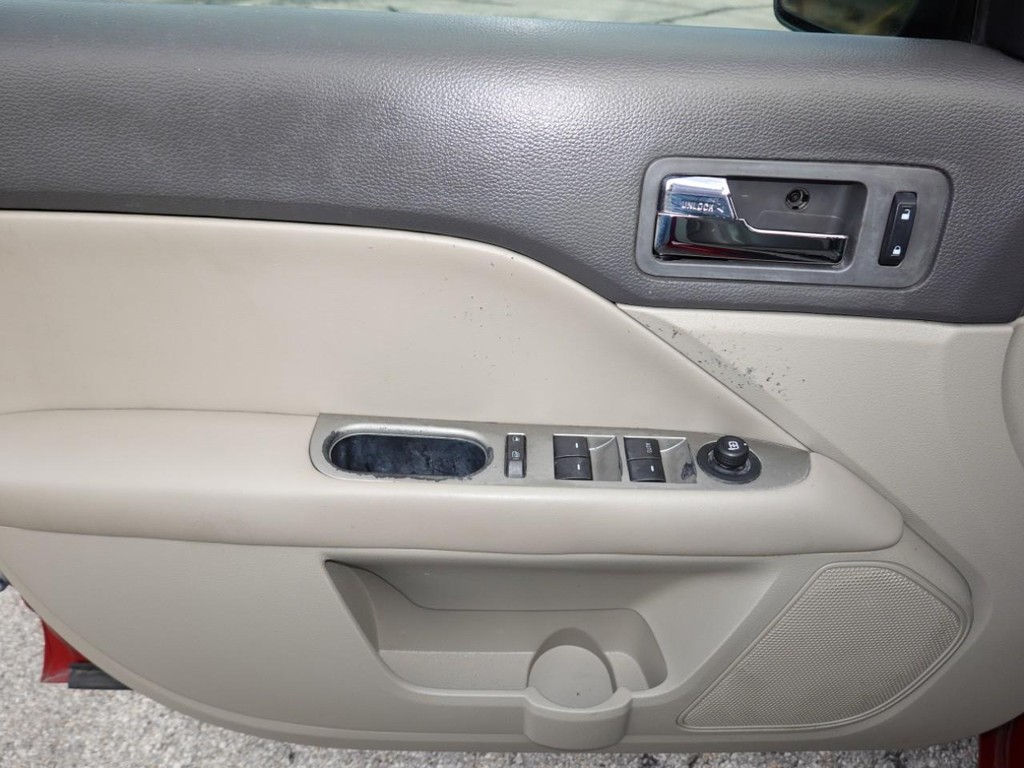 Ford Fusion Vehicle Full-screen Gallery Image 19