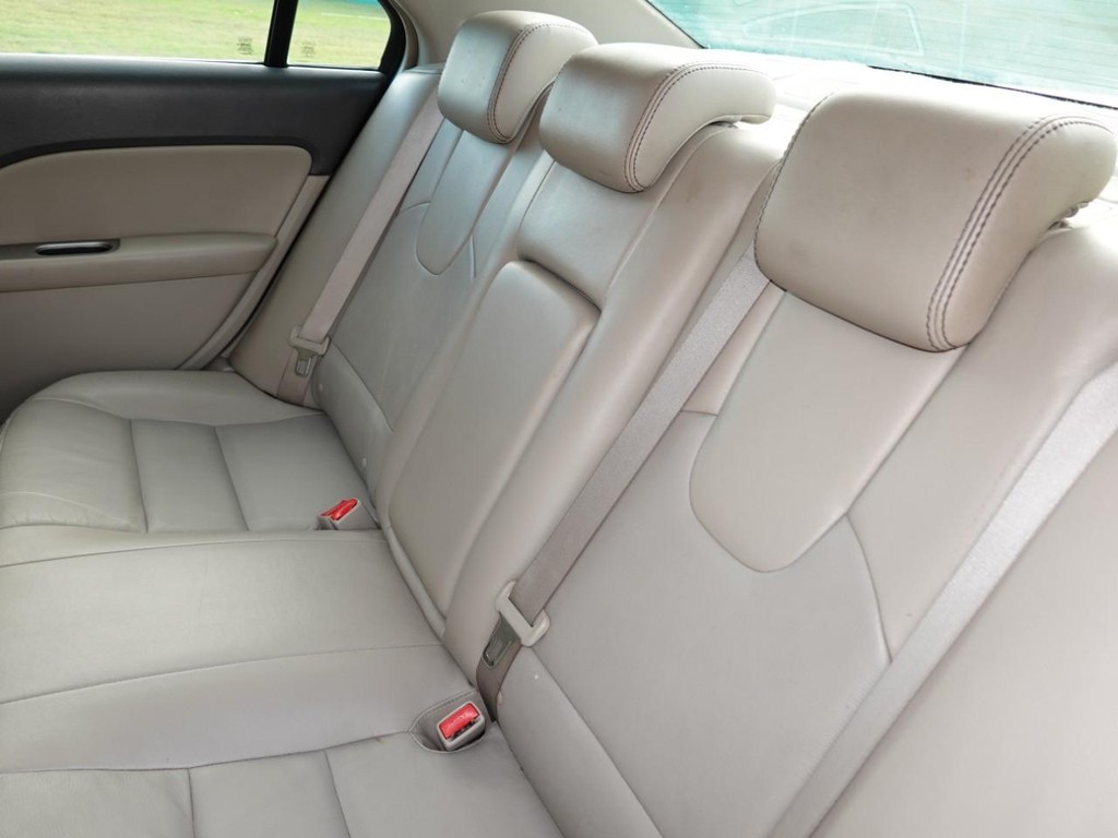 Ford Fusion Vehicle Full-screen Gallery Image 20