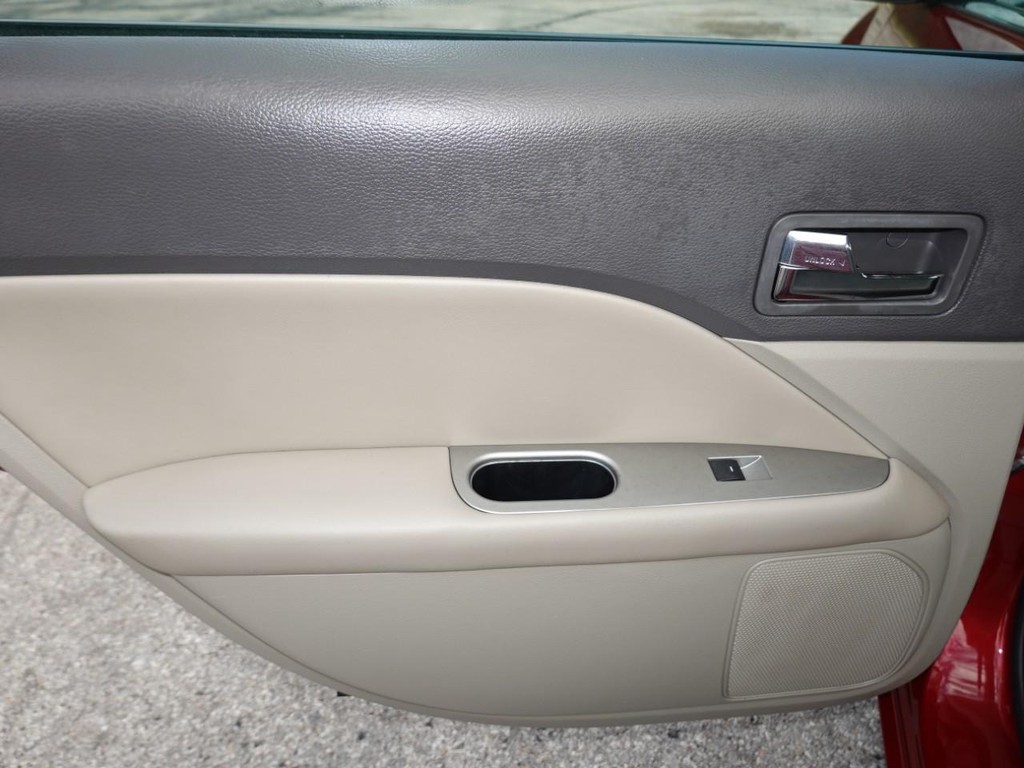 Ford Fusion Vehicle Full-screen Gallery Image 21