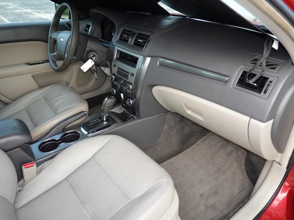 Ford Fusion Vehicle Full-screen Gallery Image 22