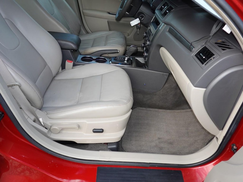 Ford Fusion Vehicle Full-screen Gallery Image 23