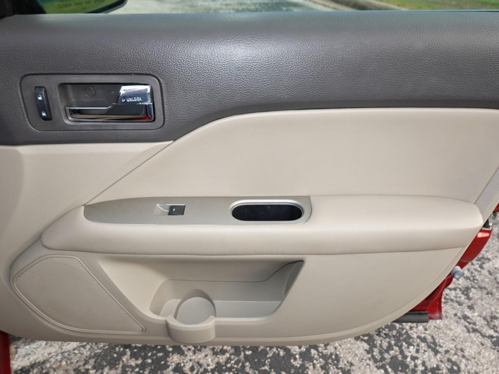Ford Fusion Vehicle Full-screen Gallery Image 24