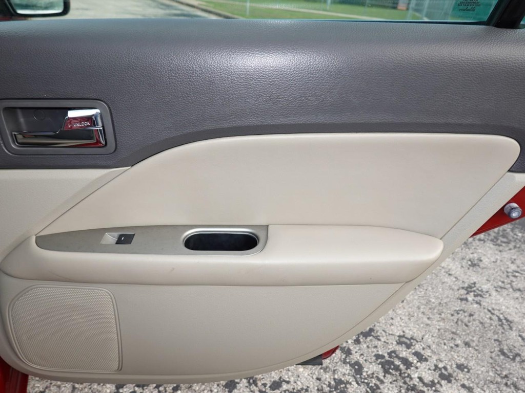 Ford Fusion Vehicle Full-screen Gallery Image 26