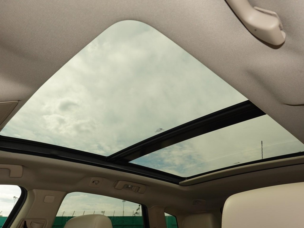 Cadillac SRX Vehicle Full-screen Gallery Image 17