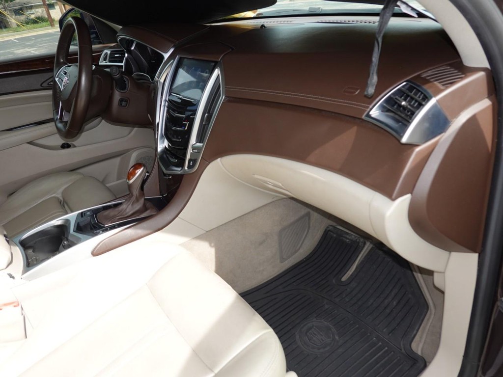 Cadillac SRX Vehicle Full-screen Gallery Image 22