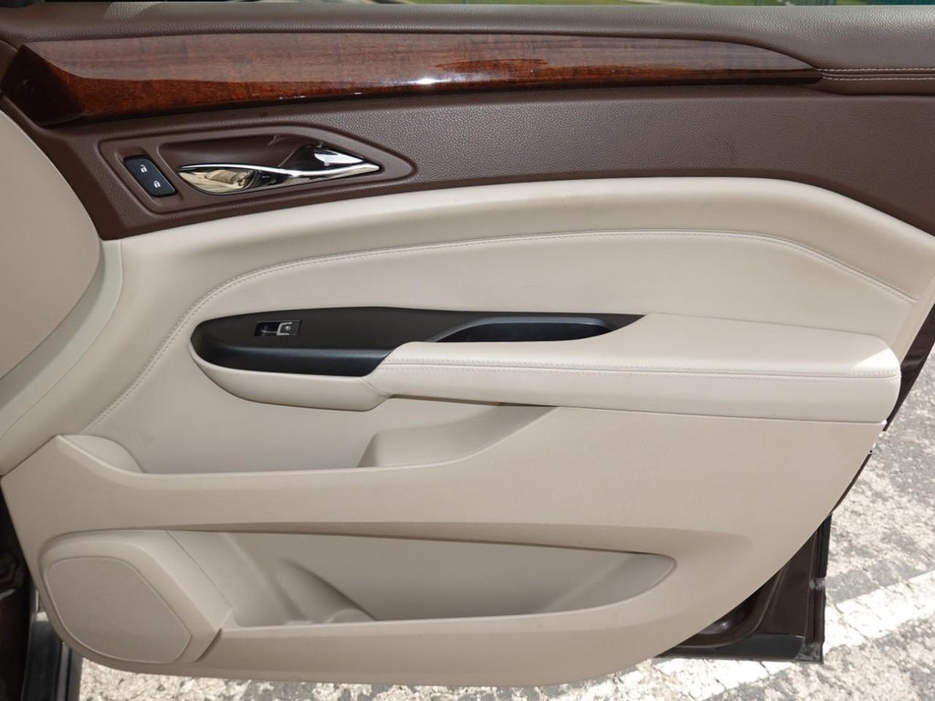 Cadillac SRX Vehicle Full-screen Gallery Image 24