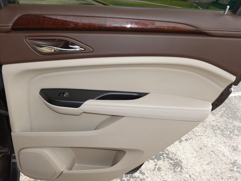 Cadillac SRX Vehicle Full-screen Gallery Image 26