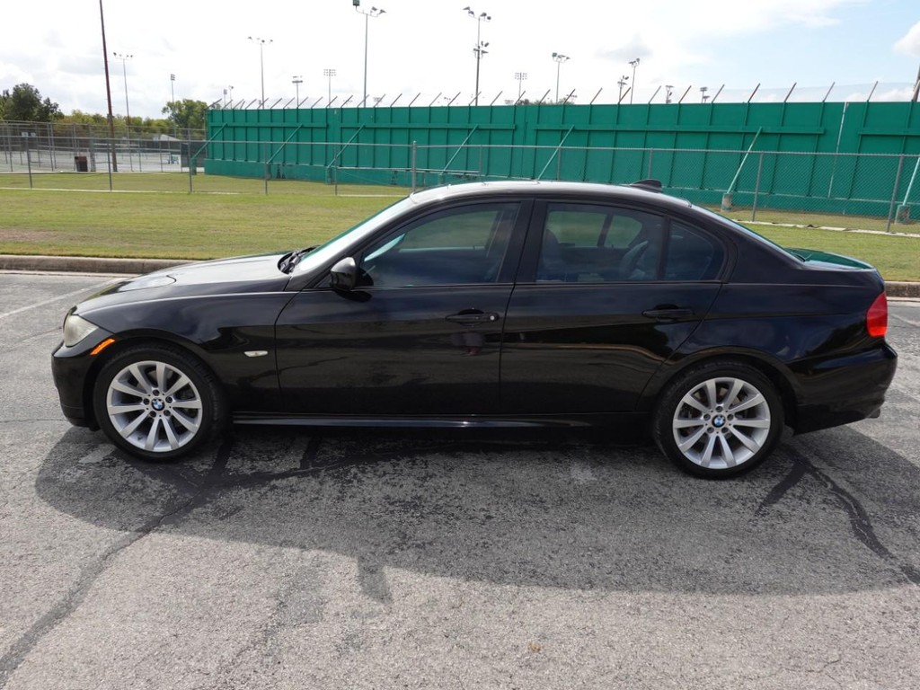 BMW 3 Series Vehicle Full-screen Gallery Image 04