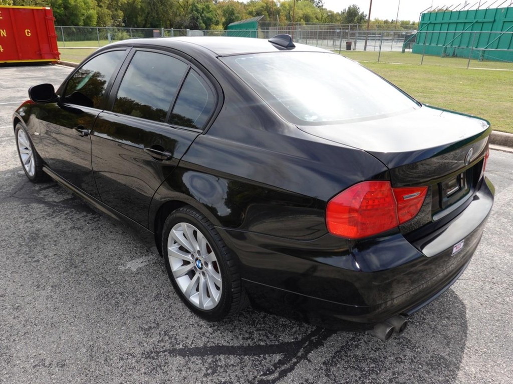 BMW 3 Series Vehicle Full-screen Gallery Image 05