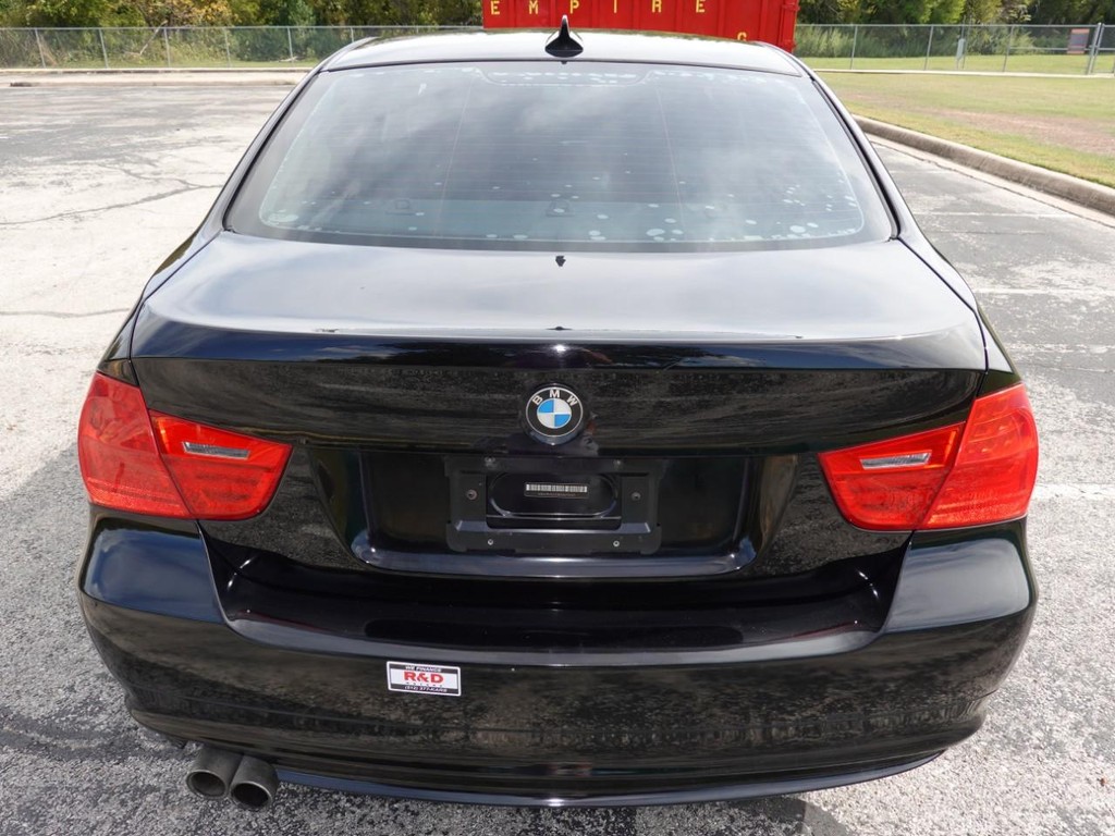 BMW 3 Series Vehicle Full-screen Gallery Image 06