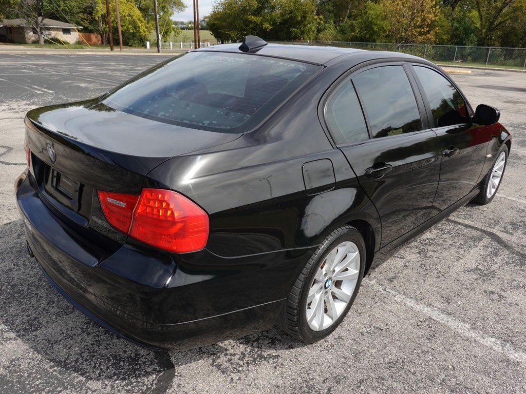 BMW 3 Series Vehicle Full-screen Gallery Image 07