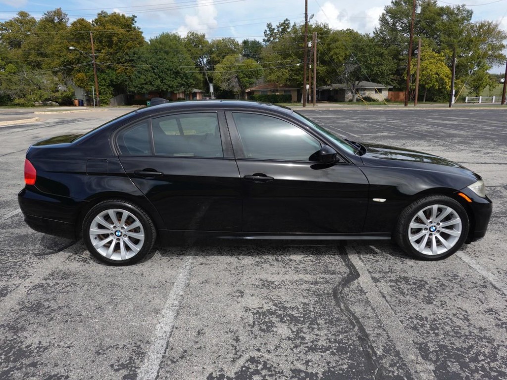 BMW 3 Series Vehicle Full-screen Gallery Image 08