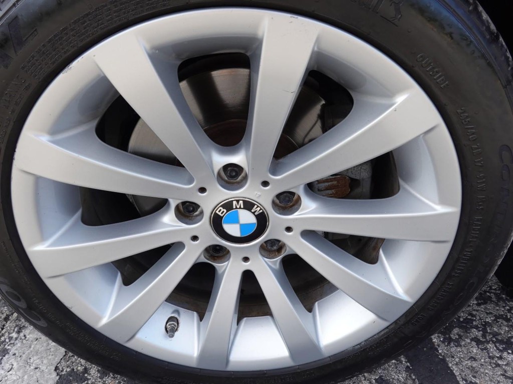 BMW 3 Series Vehicle Full-screen Gallery Image 09