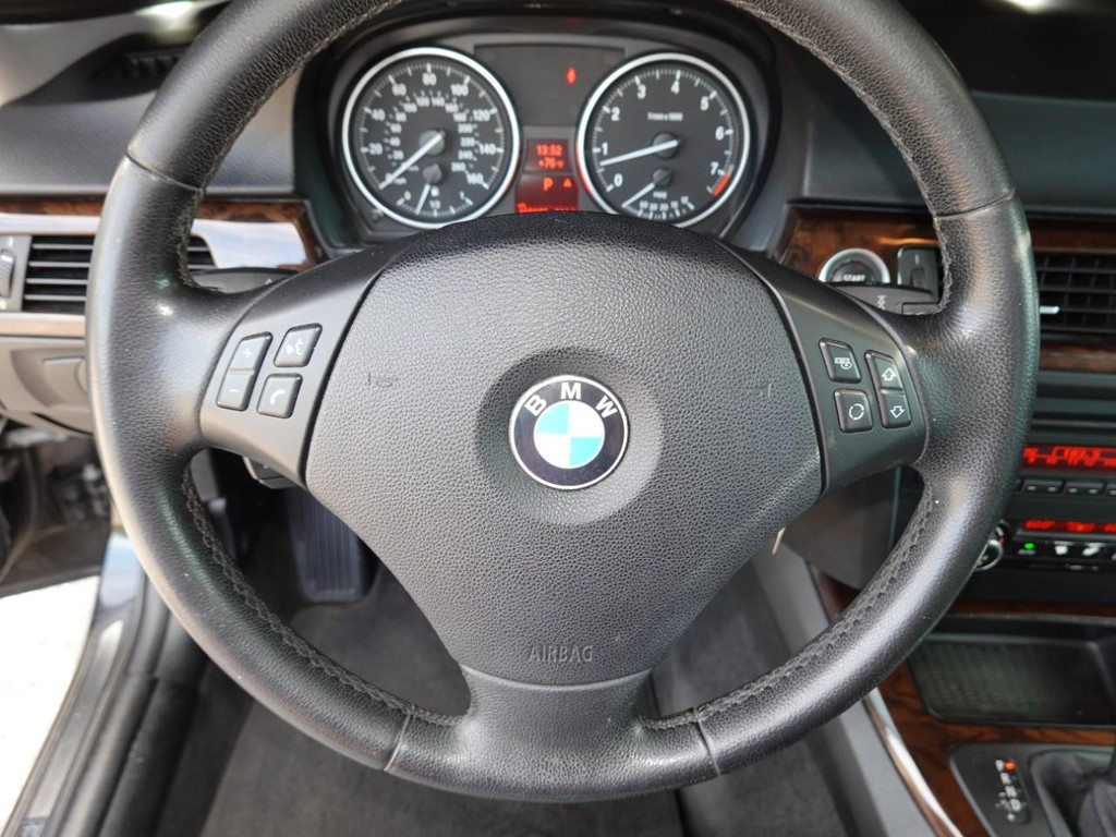 BMW 3 Series Vehicle Full-screen Gallery Image 13