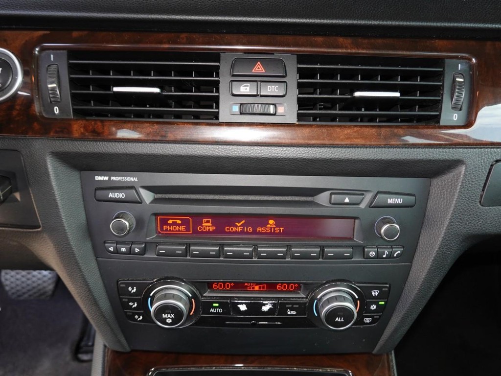 BMW 3 Series Vehicle Full-screen Gallery Image 14